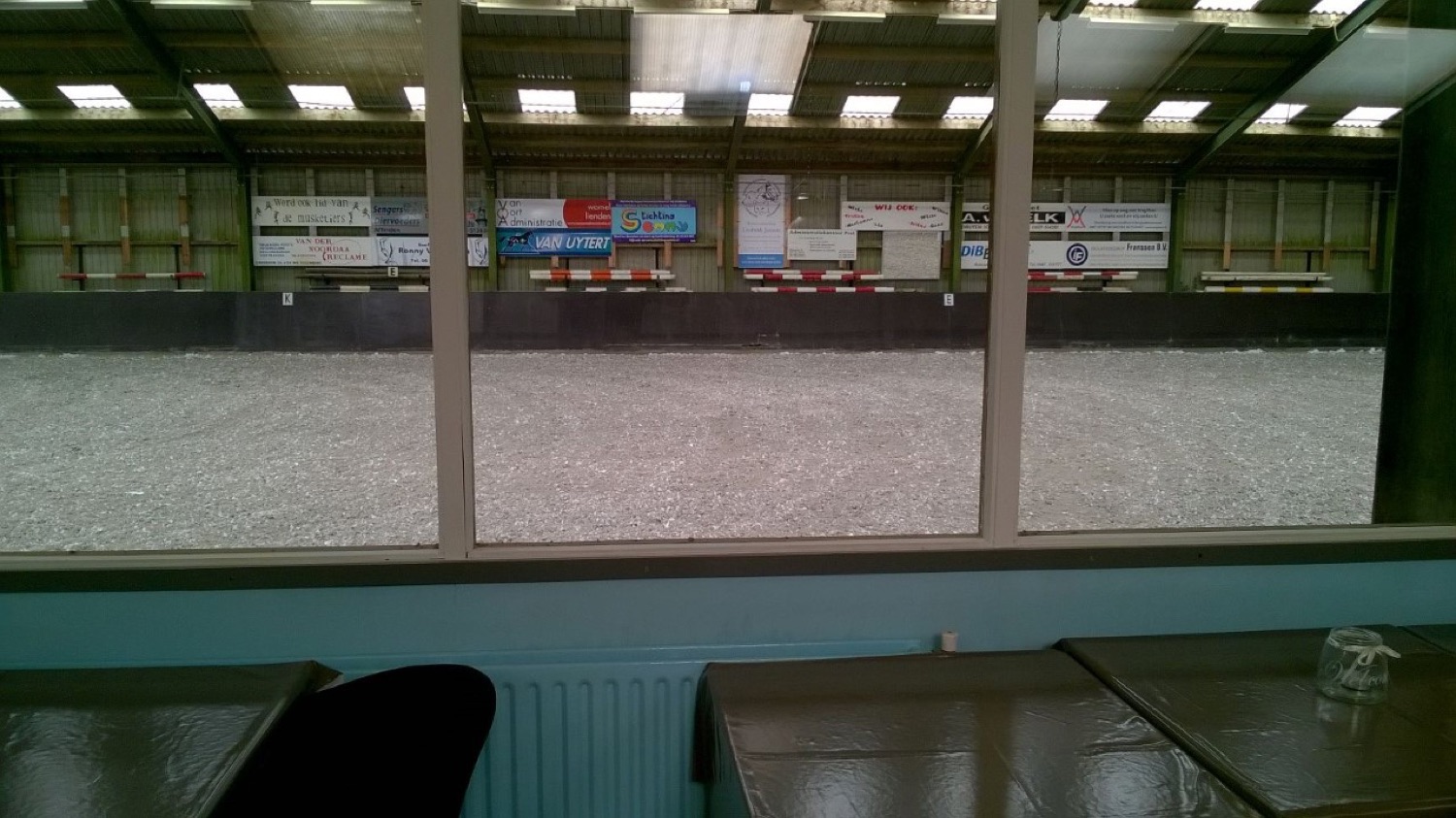 De 20x65 binnenrijhal gezien vanuit de kantine
